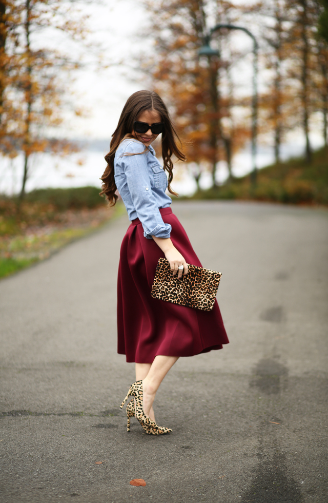 burgundy pleated skirt denim shirt leopard shoes