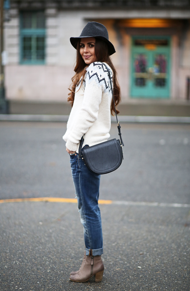 casual sweater and boyfriend jeans