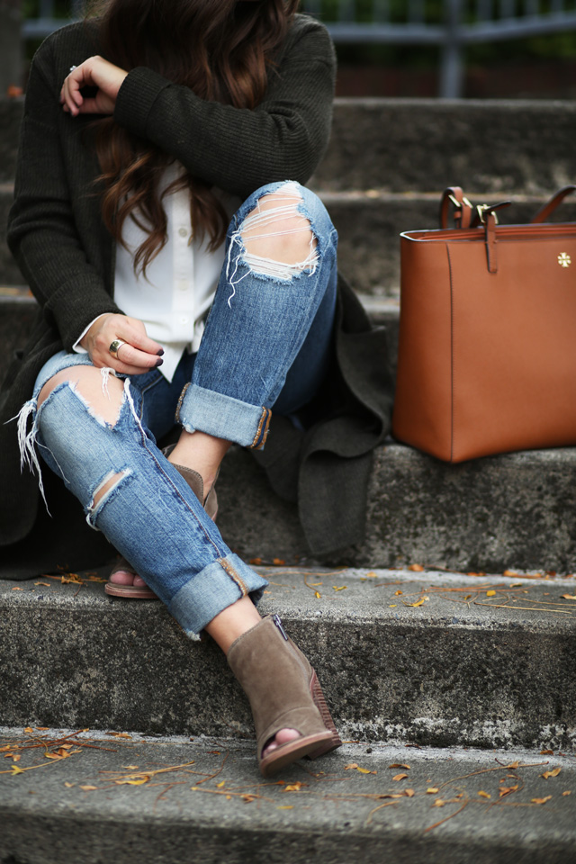 cognac-bag-ripped-jeans