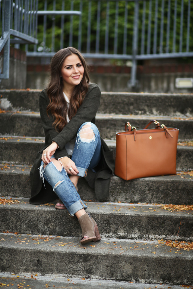 ripped-jeans-green-sweater-tory-burch-bag