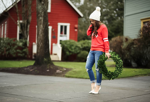 christmas-sweater-with-a-wreath-9
