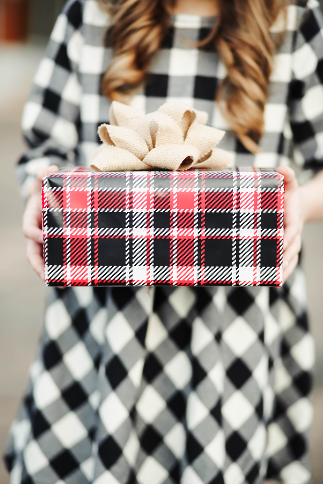 plaid-wrapping-paper-gift-guide