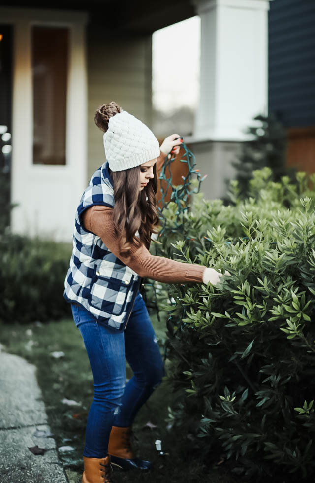 putting-up-christmas-lights-with-waterproof-boots-5